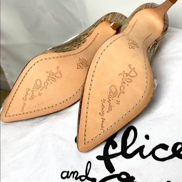 NEW Alice + Olivia New Gold Snake Pattern Dina Pump - Picture 3 of 7